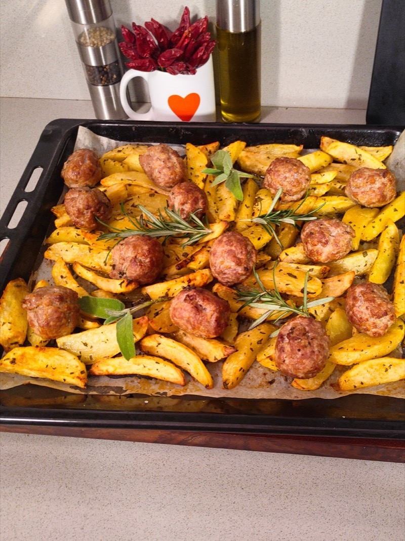 Batatas assadas e salsichas